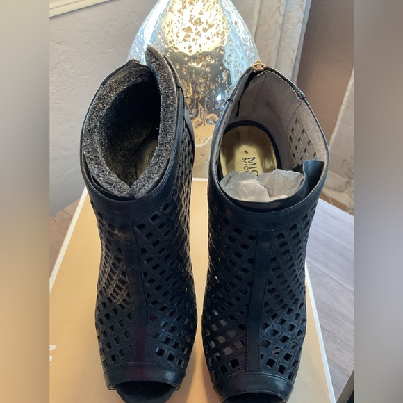 Michael Kors Size 8M Graham Bootie Black Leather Gold - Picture 2 of 9